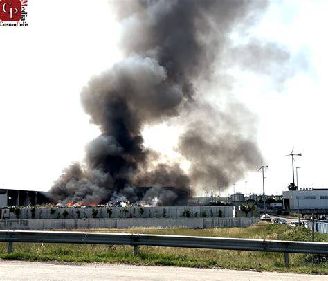 Incendio e fumo nella zona di San Basilio
