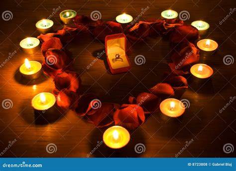 Cuore luminoso con candela e parola pace