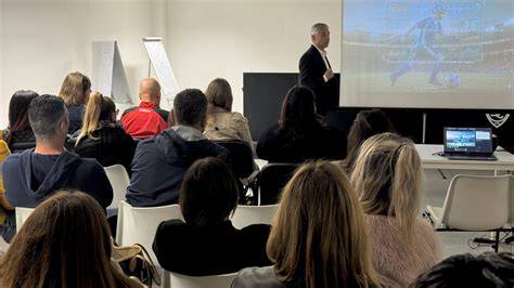 catechiste durante incontro di formazione