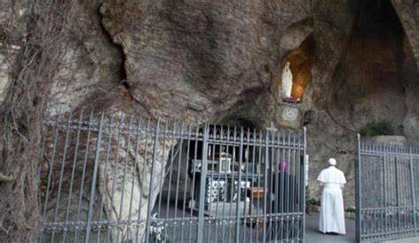 Grotta di Lourdes durante la recita del Rosario