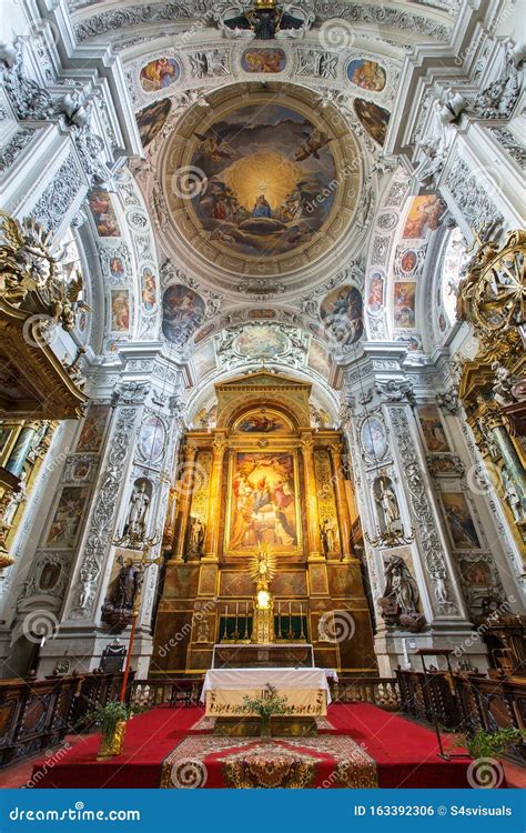 Interno barocco della chiesa