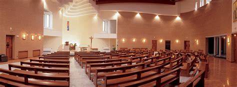 Interno chiesa con arredi liturgici