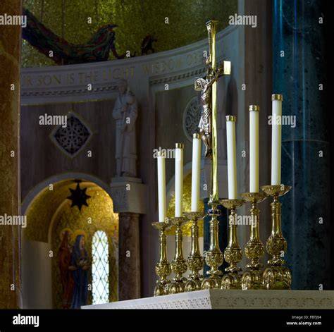 Candelieri e candele sull’altare