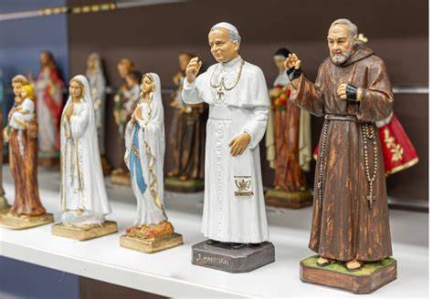 Statue sacre nel presbiterio
