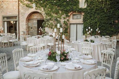 Allestimento matrimonio nel giardino del ristorante