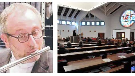 Don Lorenzo Magarelli suona il flauto