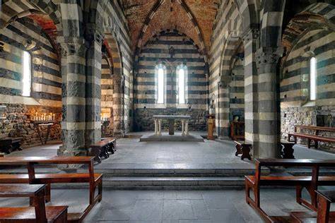 Interno ellittico chiesa San Pietro Giulianova