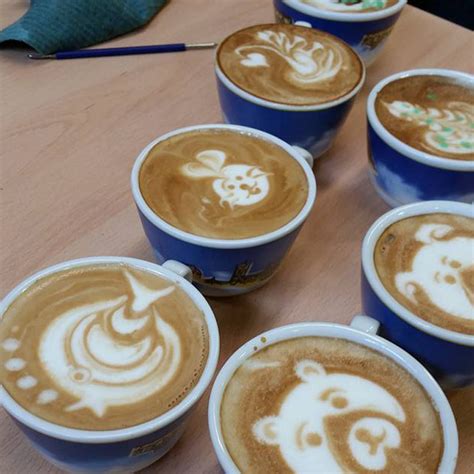 cappuccino decorato in caffetteria italiana