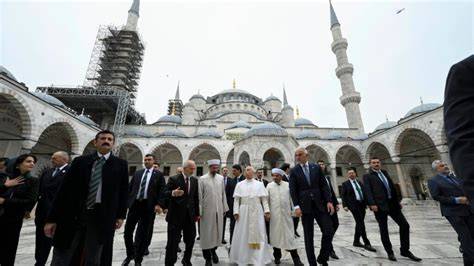 Papa Leone XIV visita Moschea Blu