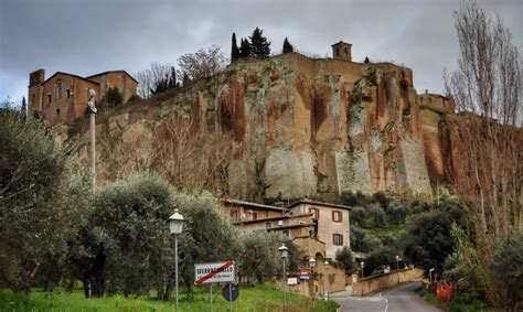 Rupe di tufo e accesso storico Orvieto