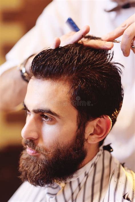 Barbiere tradizionale con barba e capelli