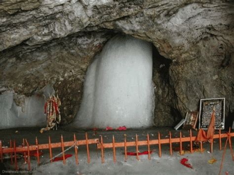 Shiva lingam di ghiaccio nella grotta