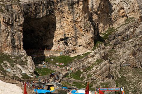 Ingresso della grotta di Amarnath pellegrini