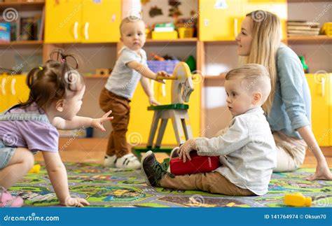 Scuola materna cattolica con bambini