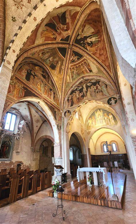 Interno chiesa abbaziale San Pietro in Valle