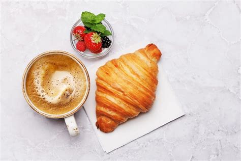 Strudel e cappuccino colazione alpina