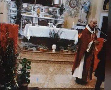 Prete celebra messa nella casa anziani
