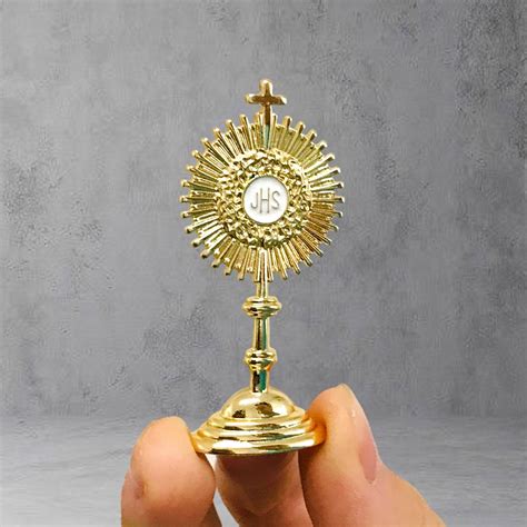 Ostensorio eucaristico davanti all’altare