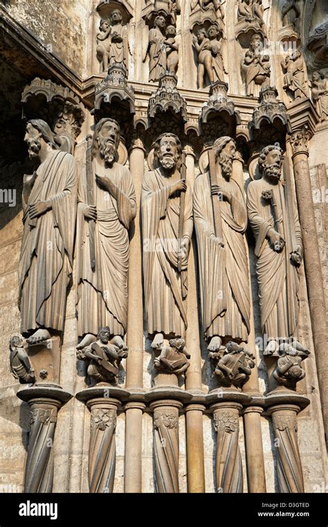 Sculture medievali su portale di cattedrale