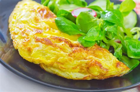 Omelette francese ripiegata a mezzaluna
