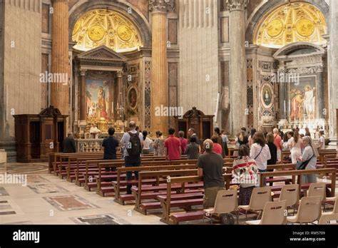 Preghiera domenicana davanti all’altare mariano