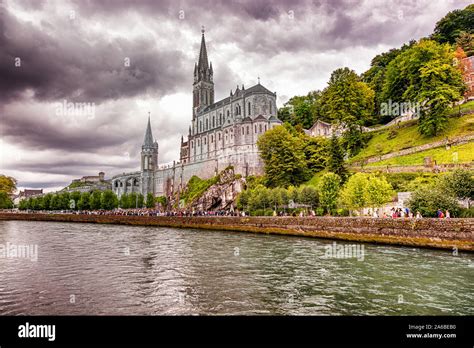 Vista del Santuario di Lourdes e Pirenei