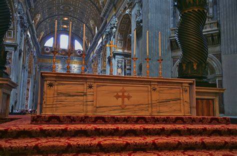 Altare cristiano con croce e mensa