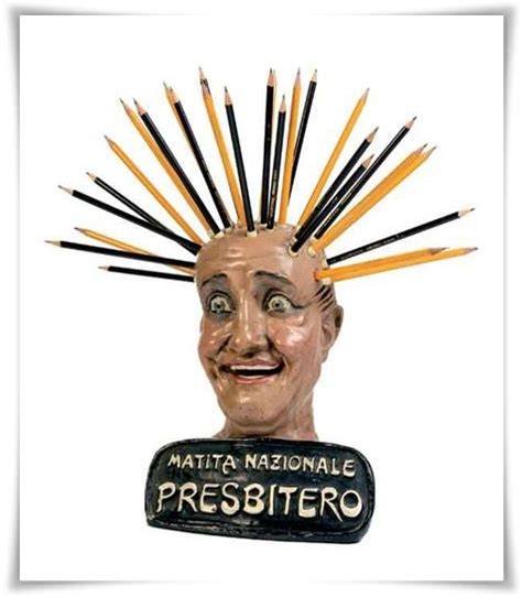 Dettaglio grafico alpino e matite Presbitero