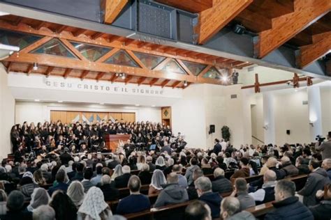 Comunità pentecostale durante il culto