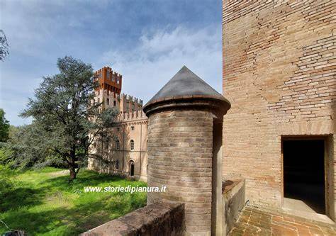 Castello storico nella pianura friulana