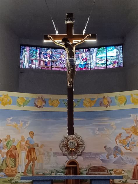 Crocifisso al centro dell’altare