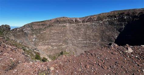 Scultura del Vesuvio con il sole