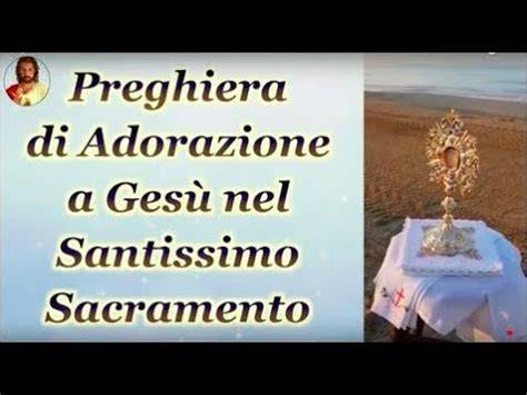 Padre Pio inginocchiato davanti al Santissimo Sacramento