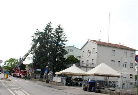 Vigili del fuoco davanti edificio danneggiato