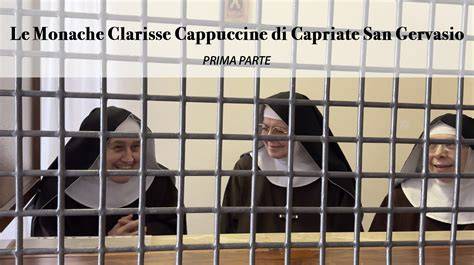Monache in preghiera dietro la grata