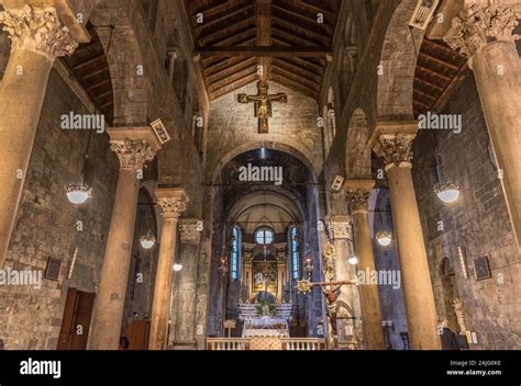 Interno chiesa lucernari travi legno