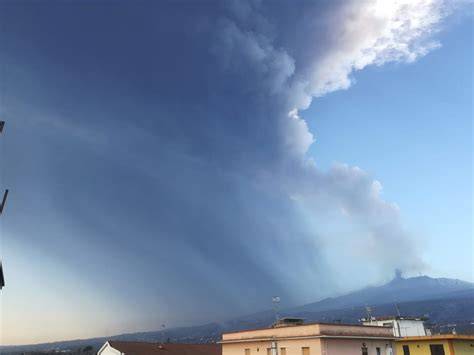 Etna in eruzione e cenere vulcanica