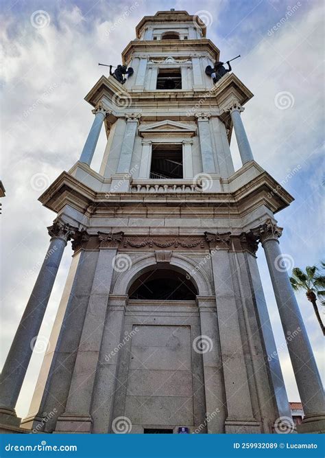 Facciata bianca santuario Iglesias campanile