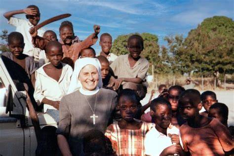 Suora missionaria in Tanzania con bambini
