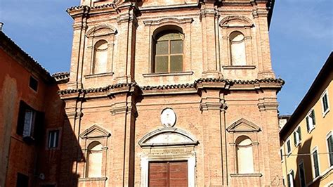 Facciata della chiesa di San Pietro Apostolo