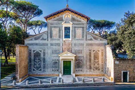 Facciata neoclassica e sagrato della chiesa