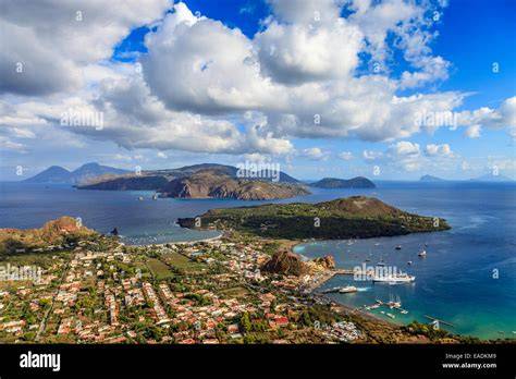 Villaggio sul mare con vista sulle isole Eolie