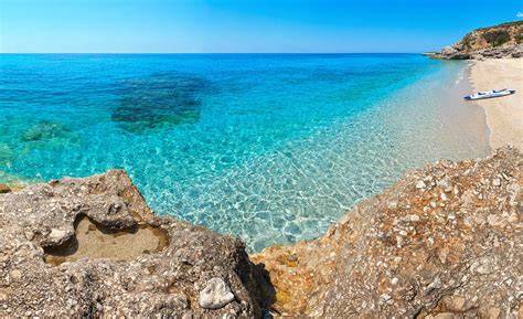 Spiaggia di ghiaia chiara e mare cristallino