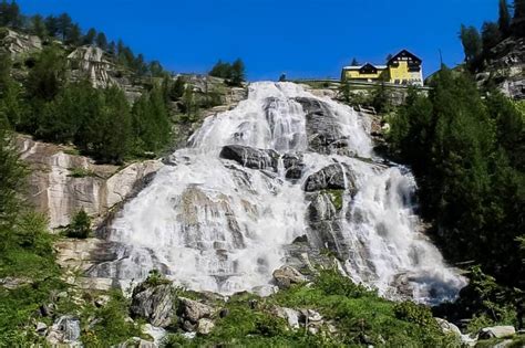Val Formazza innevata e Cascata del Toce