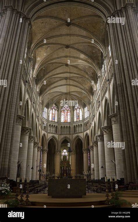 Interno gotico di Notre-Dame altare e coro