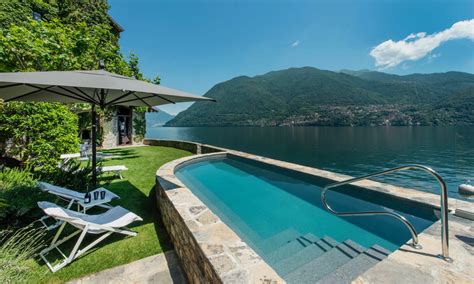 Villa umbra con piscina panoramica sul lago