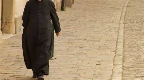 sacerdote che cammina per strada