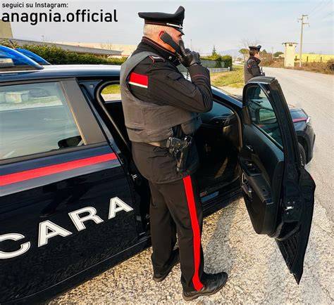 carabinieri davanti a una parrocchia bresciana