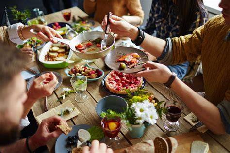 tavolo italiano per cena tra amici