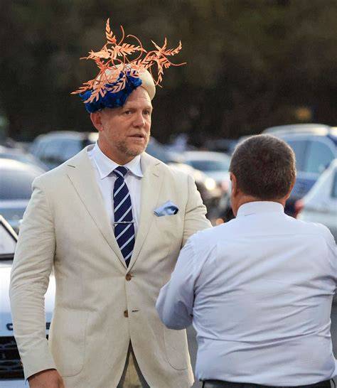 Mike Tindall con fascinator di Zara